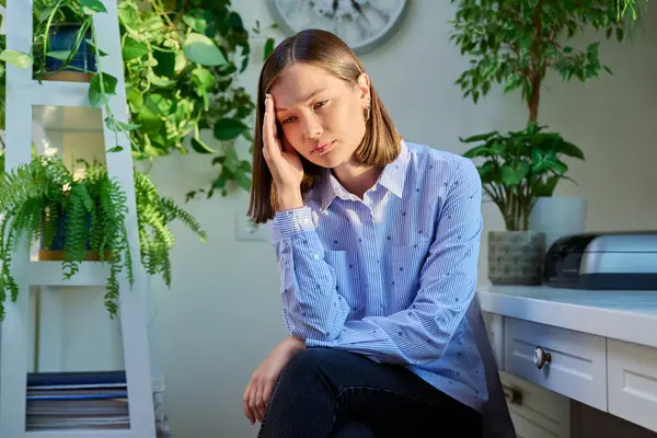 Joven Mujer Infeliz Experimentando Dolor Cabeza Por Estrés Sosteniendo Cabeza —  Fotos de Stock