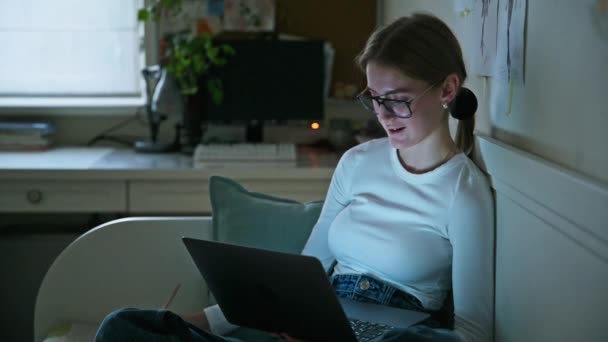 Adolescente Joven Hablando Usando Computadora Portátil Mirando Pantalla Sentada Sofá — Vídeos de Stock