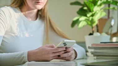 Akıllı telefonları olan, mesajlaşan, sohbet eden genç kadınların yakın çekimleri. Mobil uygulamalar, sosyal ağlar, çevrimiçi iletişim, gençlik, yaşam tarzı