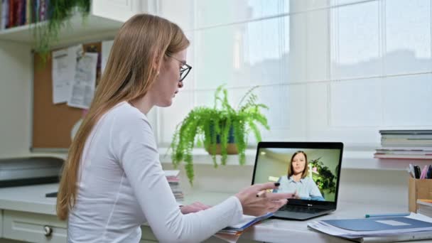 Menina Adolescente Tendo Terapia Videoconferência Line Com Psicólogo Terapeuta Conselheiro — Vídeo de Stock
