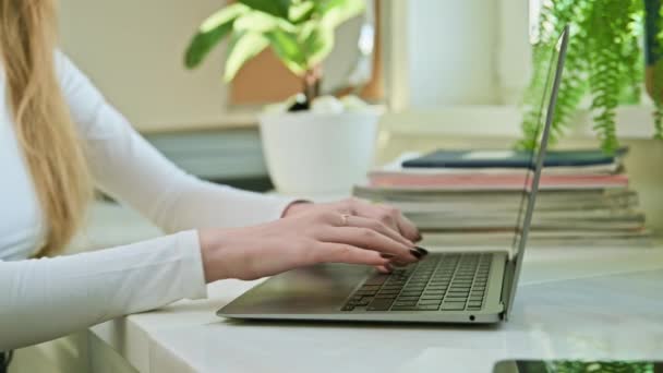 ラップトップコンピュータのキーボードにタイピングする若い女性の手のクローズアップ レジャー コミュニケーション ライフスタイル テクノロジーコンセプト — ストック動画