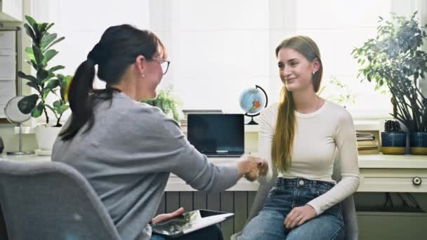 心理学者カウンセラーの精神科医と治療中の10代の少女 笑顔の握手の挨拶会 心理療法 心理療法 思春期 メンタルヘルス治療 — ストック動画