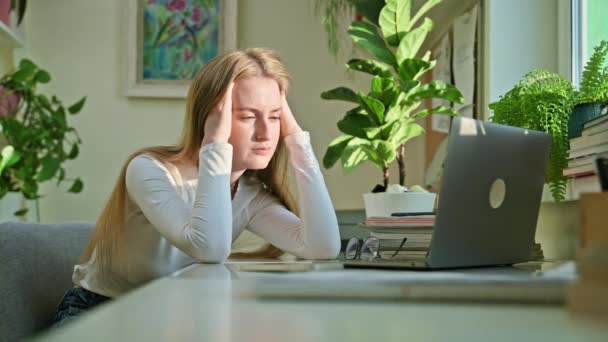 Mujer Nerviosa Estresada Joven Estudiante Mesa Cerca Portátil Abierto Adolescente — Vídeo de stock