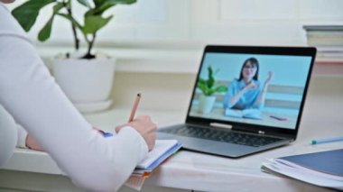 Psikolog psikologla çevrimiçi görüşme terapisi not defterine not alan genç bir kadın bilgisayar ekranında konuşan bir zihinsel uzman. Profesyonel yardım desteği, psikoloji, danışmanlık