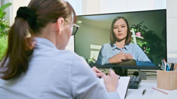 Ψυχολόγος Ψυχοθεραπευτής Συνάντηση Διαδικτυακής Θεραπείας Νεαρό Ασθενή Γυναίκα Μιλάει Σύμβουλο — Αρχείο Βίντεο