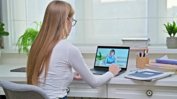 Tiener Meisje Met Online Video Conferentie Therapie Met Psycholoog Therapeut — Stockvideo