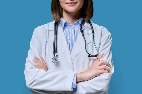 Close Confident Pose Female Doctor Stethoscope White Coat Arms Crossed — Stock Photo, Image