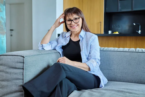 Selbstbewusste Erfolgreiche Frau Mittleren Alters Posiert Auf Dem Sofa Wohnzimmer — Stockfoto