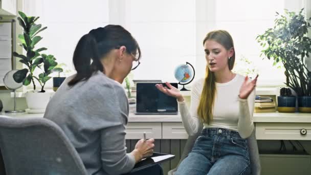 Psychoterapeutka Pracująca Młodą Nastolatką Siedzącą Biurze Nastoletnia Studentka Spotkaniu Psychologiem — Wideo stockowe