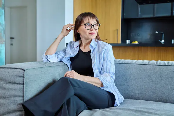 Selbstbewusste Erfolgreiche Frau Mittleren Alters Sitzt Auf Dem Sofa Wohnzimmer — Stockfoto