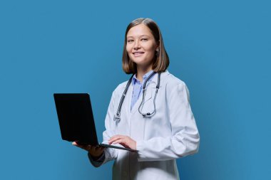 Kendine güvenen genç bir kadın doktor, mavi stüdyo geçmişinde dizüstü bilgisayarı olan tıp öğrencisi bir stajyer. Teknoloji, tıp, internet iletişimi, hizmetler, teletıp, meslek