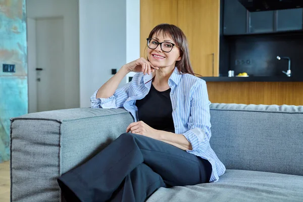 Porträt Einer Eleganten Reifen Frau Die Auf Einem Sofa Sitzt — Stockfoto
