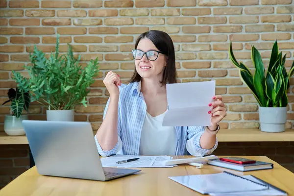 Young Business Woman Opening Paper Envelope Reading Important Letter Emotionally — Stock Photo, Image