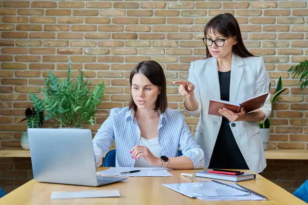 Due Donne Affari Che Parlano Discutono Ufficio Colleghe Manager Dipendenti — Foto Stock