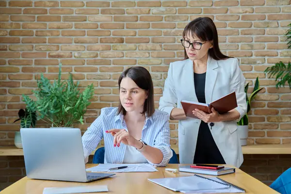 Due Donne Affari Che Parlano Discutono Ufficio Colleghe Manager Dipendenti — Foto Stock