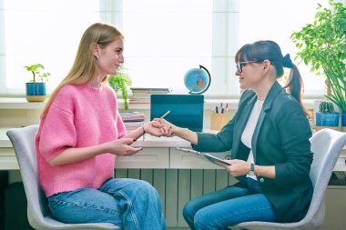 Terapi gören genç bir kız psikolog psikiyatrist terapistiyle el sıkışırken gülümsüyor. Psikoloji terapisi gençlik gençlik zihinsel sağlık tedavisi