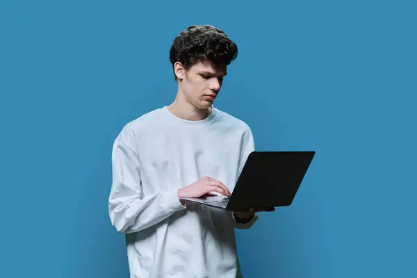 Giovane Studente College Maschile Utilizzando Laptop Sfondo Blu Studio Ragazzo — Foto Stock