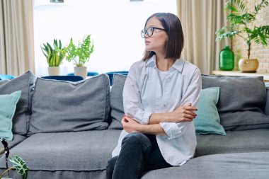 Gözlüklü, gülümseyen başarılı genç bir kadının portresi. Yan, profil görüntüsü, oturma odasında fotokopi odası. Güzellik, güven, başarı, yaşam tarzı, insan kavramı