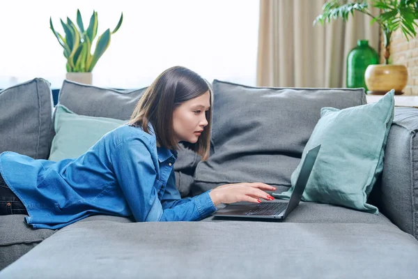 Junge Frau Liegt Mit Laptop Auf Sofa Internet Technologien Für — Stockfoto