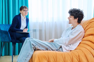 Terapi seansındaki genç adam duygusal sorunlarını kadın psikoterapistle tartışıyor. Psikolojik yardım hizmetleri, ruh sağlığı, danışmanlık, destek, psikoterapi, psikoloji konsepti