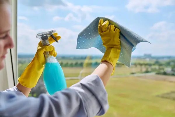 Nahaufnahme Von Frauenhänden Handschuhen Mit Speziellen Professionellen Lappen Und Waschmittel — Stockfoto