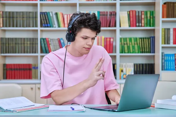 Joven Estudiante Masculino Sentado Con Los Libros Ordenador Portátil Que — Foto de Stock