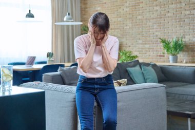 Orta yaşlı bir kadın evinde, baş ağrısı, stres, depresyon, zihinsel fiziksel travma yaşıyor. Sağlık, olgun kadınlar