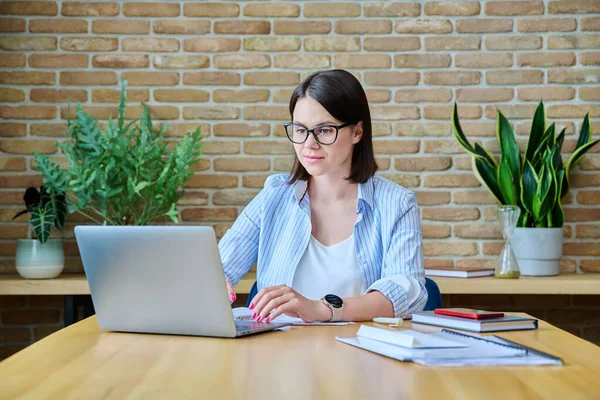 Young Business Woman Working Office Typing Laptop Computer Business Work — Stock Photo, Image