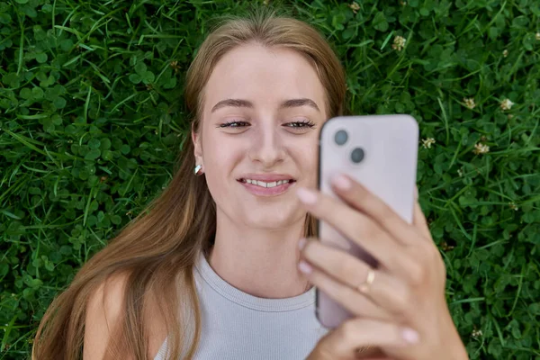 Vista Superior Primer Plano Cara Joven Adolescente Utilizando Teléfono Inteligente — Foto de Stock