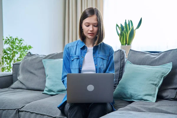 Junge Frau Sitzt Auf Sofa Und Tippt Auf Laptop Internet — Stockfoto