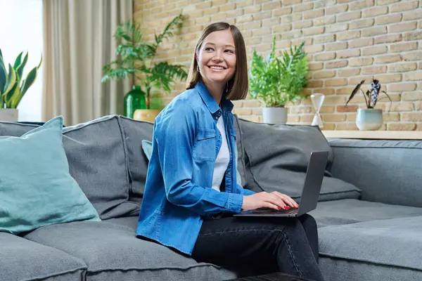 Junge Lächelnde Frau Sitzt Hause Mit Laptop Auf Dem Wohnzimmersofa — Stockfoto