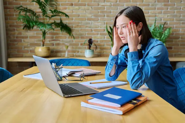 Smutna Studentka Domu Laptopem Podręcznikami Młodzież Edukacja Emocje Stres Depresja — Zdjęcie stockowe