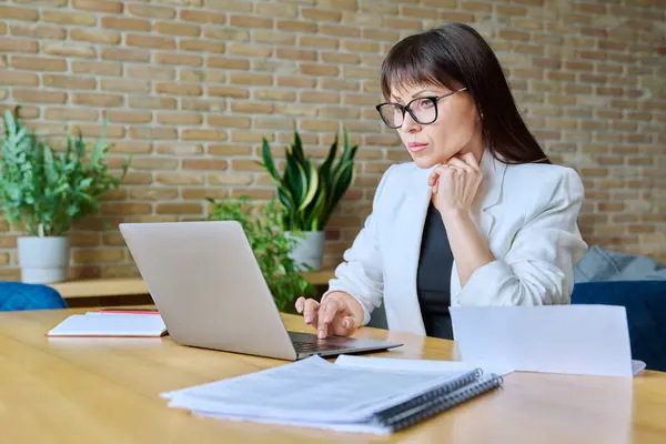 Mature Business Woman Working Office Typing Laptop Computer Business Work — Stock Photo, Image