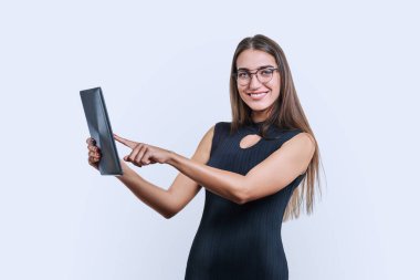 Beyaz stüdyo geçmişinde dijital tableti olan genç bir iş kadını. Siyah elbiseli şık bir bayan kameraya bakıyor. Teknolojiler, iş, iş, iş, yürütme, meslek