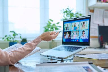Laptop ekranında lise öğrencileri, video konferansı, online ders, öğretmenler yakın çekim. Uzaktan görüşme danışmanlığı ve eğitim teknolojisi kavramı