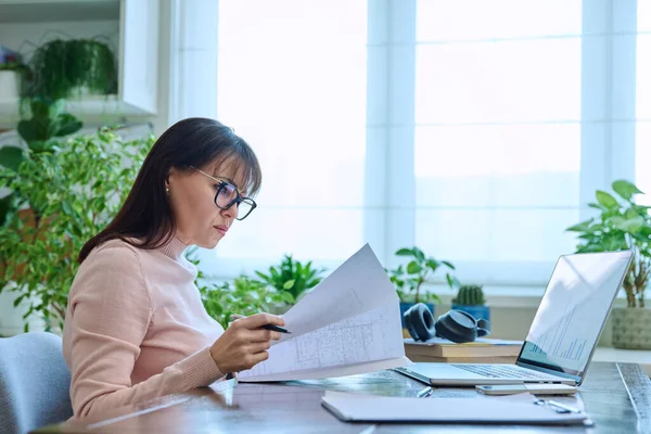 Mature Serious Business Woman Working Computer Workplace Financier Leader Boss — Stock Photo, Image