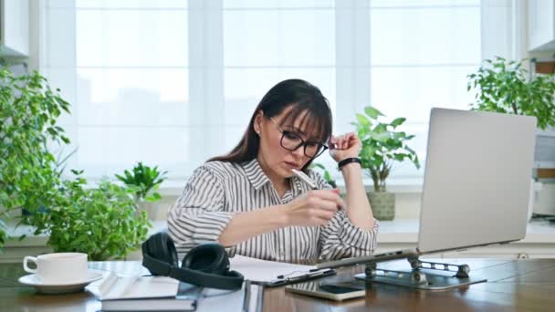 Mujer Seria Mediana Edad Que Trabaja Computadora Portátil Oficina Casa — Vídeos de Stock
