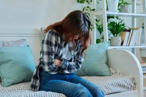 Mujer Joven Que Sufre Dolor Estómago Sentada Sofá Casa Salud —  Fotos de Stock