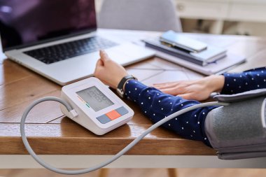 Kadın eli, kan basıncını tonometreyle ölçüyor. Sağlık, bakım, insan konsepti