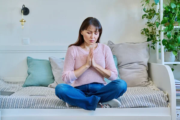Ώριμη Γυναίκα Προσεύχεται Διαλογίζεται Κάθεται Στον Καναπέ Στο Σπίτι Συναισθήματα — Φωτογραφία Αρχείου