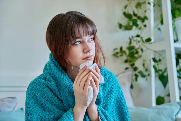 Mujer Joven Enferma Sentada Bajo Una Manta Caliente Estornudando Tosiendo —  Fotos de Stock