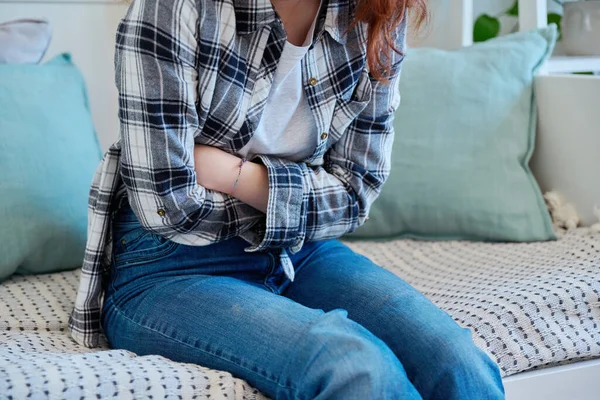 Junge Frau Mit Bauchschmerzen Sitzt Hause Auf Der Couch Gesundheit — Stockfoto