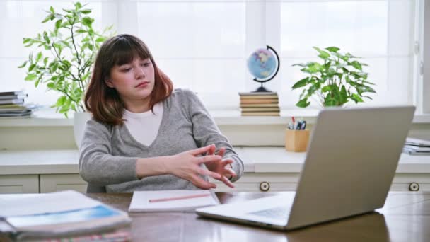 Mujer Cansada Estudiante Universitaria Estudiando Escritorio Con Computadora Levantando Los — Vídeos de Stock