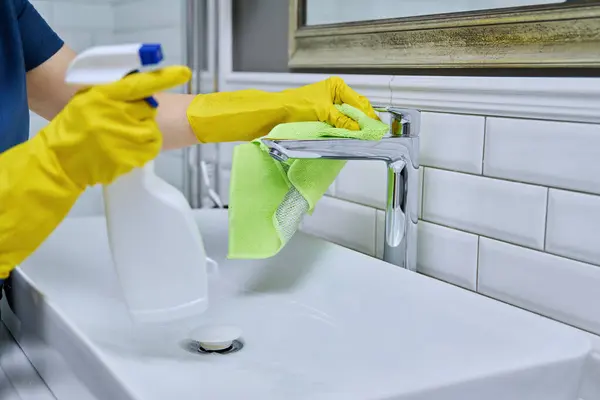 Großaufnahme Des Waschbeckens Mit Wasserhahn Badezimmer Weibliche Hände Gummischutzhandschuhen Mit — Stockfoto