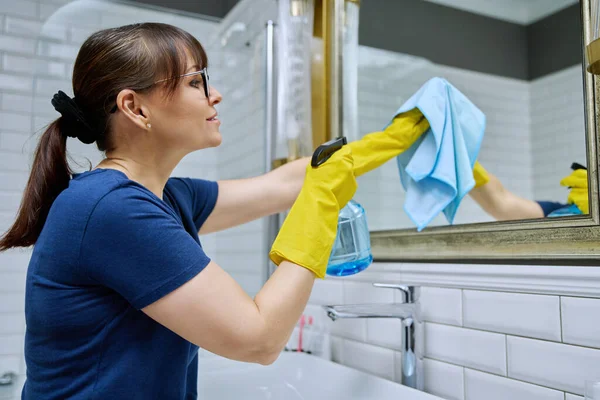 Woman Cleaning Bathroom Washing Mirror Spray Bottle Professional Rag Cleaning — Stock Photo, Image