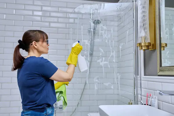 Frau Putzt Bad Spült Glas Der Dusche Mit Waschmittelspray Und — Stockfoto
