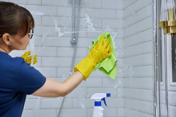 Bagno Detergente Donna Lavabo Vetro Doccia Con Spray Detergente Straccio — Foto Stock