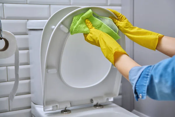 Närbild Händer Skyddshandskar Rengöring Toalett Badrummet Hygien Desinfektion Hushållsarbete Hushållskoncept — Stockfoto