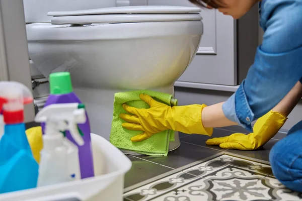Donna Casalinga Servizio Pulizia Lavoratore Guanti Protettivi Utilizzando Detergente Detergente — Foto Stock