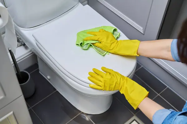 Close Handen Beschermende Handschoenen Schoonmaken Toilet Badkamer Hygiëne Desinfectie Huishouding — Stockfoto